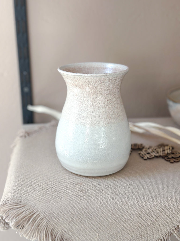 le petit vase en grès à col évasé