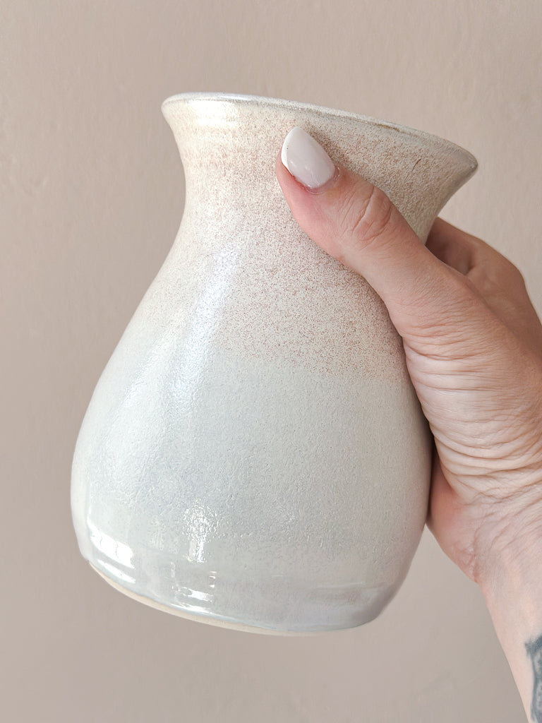 le petit vase en grès à col évasé